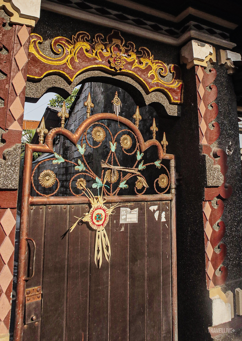 Hầu hết nhà của người địa phương ở Bali đều có cổng. Họ tin rằng cách cổng này sẽ bảo vệ họ khỏi những điều không may, mang lại may mắn và bình yên trong cuộc sống