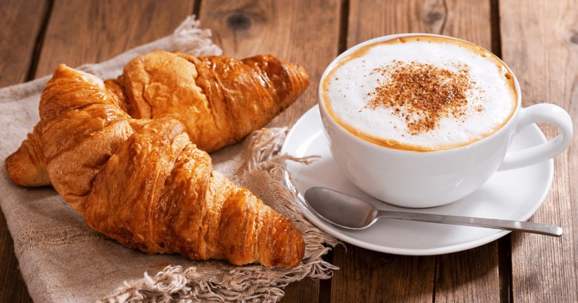 Bánh croissant là món ăn sáng phổ biến nhất của nước Pháp lãng mạn.