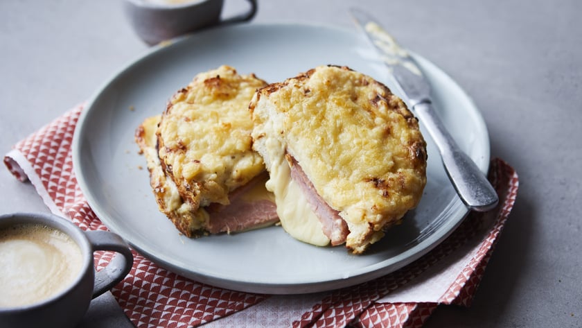 Croque Monsieur được coi là món sandwich kiểu Pháp, một món ăn ưa chuộng ở Pháp dành cho những ai muốn có bữa sáng nhanh gọn và đơn giản.