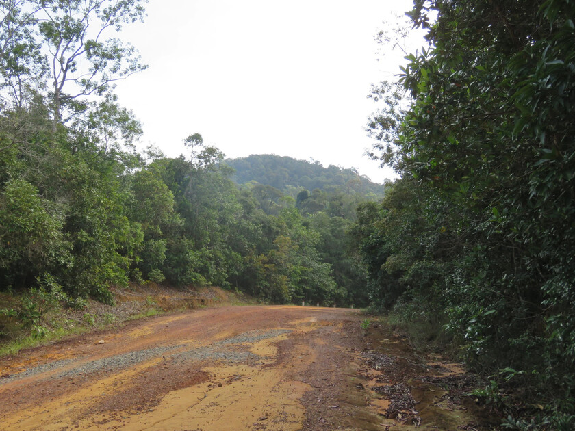 Con đường đất đỏ đến Rạch Vẹm (xã Gành Dầu, TP Phú Quốc) nhiều ổ voi, ổ gà, đường bị hư hỏng nặng.
