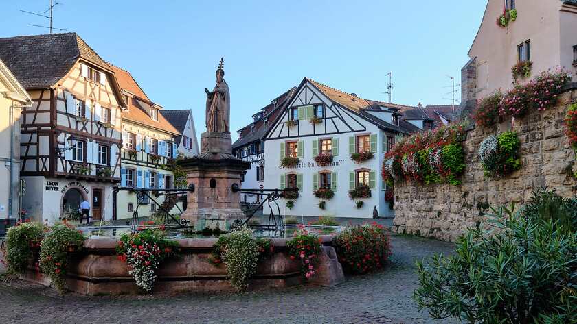 Làng Eguisheim có kiến trúc độc đáo và ấn tượng với các ngôi nhà được xây dựng theo phong cách cổ điển của khu vực Alsace.