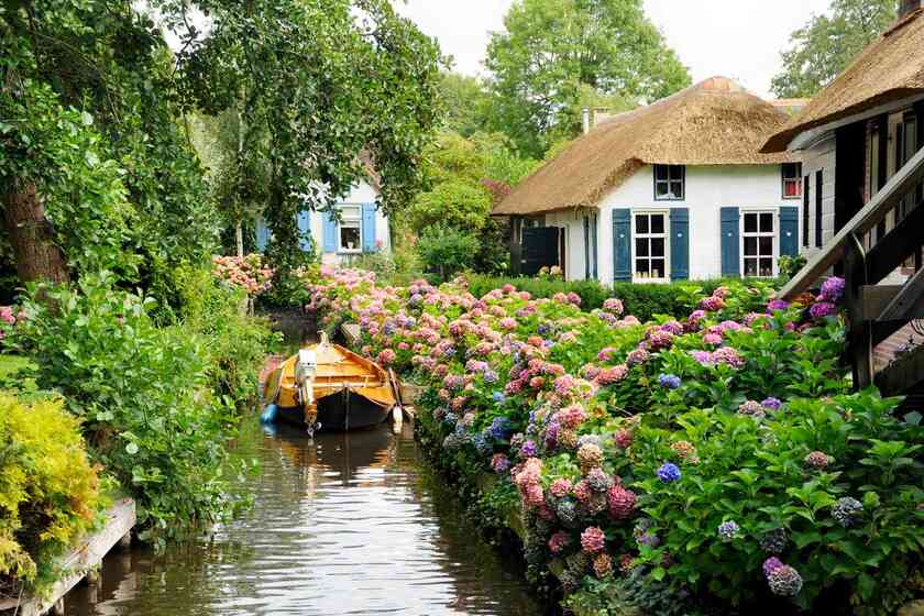 Giethoorn thường được gọi là “Venice của Hà Lan”