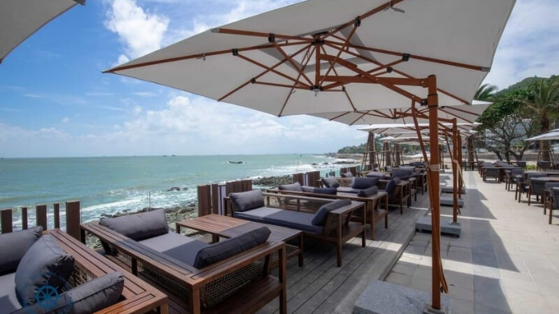 Nằm ngay cạnh biển, Marina Club mang đến không gian hoàn hảo cho khách hàng ngắm hoàng hôn trên biển.