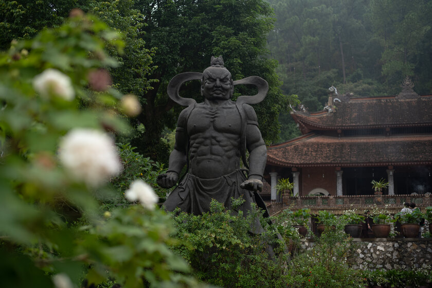 Pho tượng Hộ Pháp Kim Cang khổng lồ ở lối dẫn vào chùa Địa Tạng Phi Lai