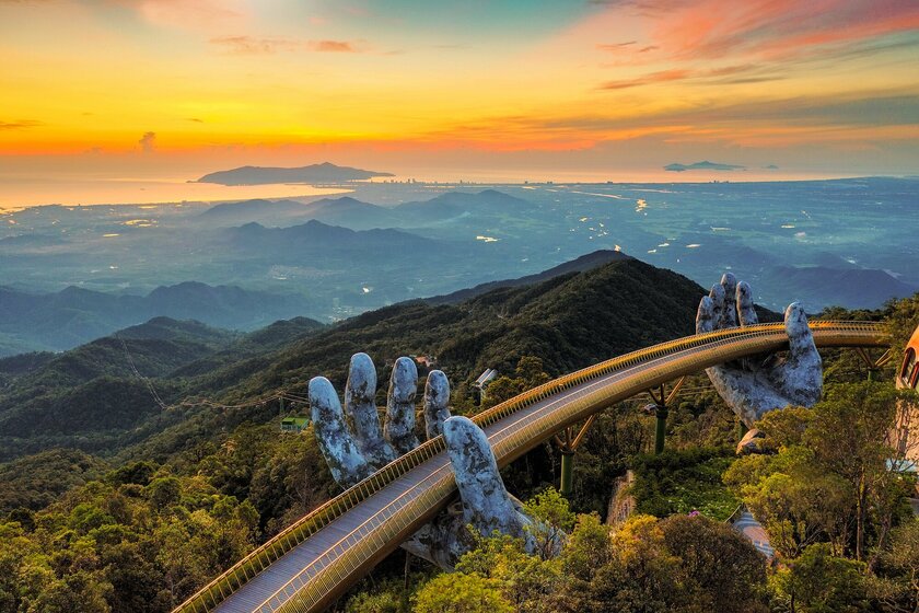 Cầu Vàng trên đỉnh Bà Nà Hills - điểm đến hấp dẫn đối với du khách trong và ngoài nước khi tới Đà Nẵng.