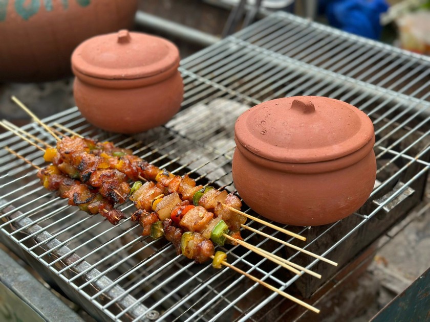Thịt xiên nướng của làng Kon Chênh.