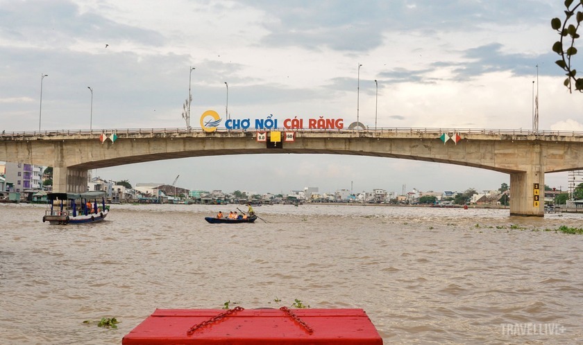 Chợ nổi Cái Răng Cần Thơ nằm trên một nhánh của sông Hậu chảy qua quận Cái Răng, cách trung tâm thành phố Cần Thơ khoảng 6 km
