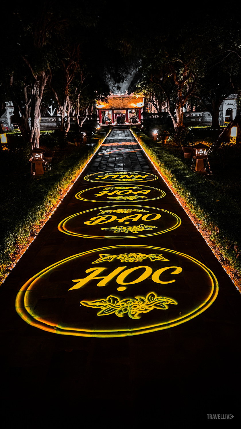 Bốn chữ “Tinh hoa đạo học” được thể hiện trên trục đường chính dẫn tới cổng Đại Trung chính là ý tưởng chủ đạo của chương trình trải nghiệm.
