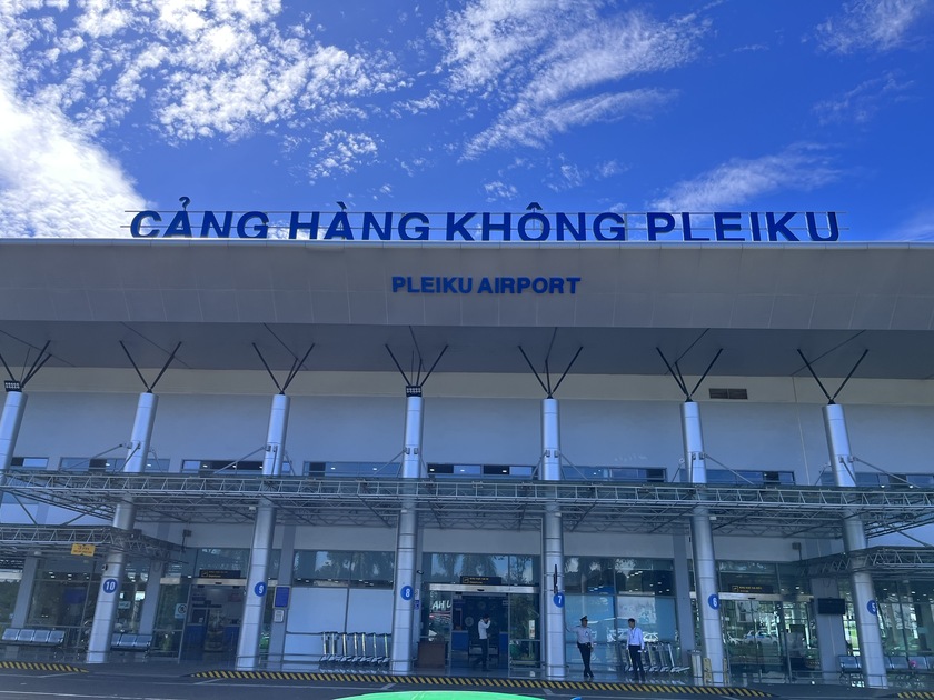 Từ sân bay Pleiku, Gia Lai phải di chuyển thêm 100 km (khoảng 2 tiếng) để tới Măng Đen.