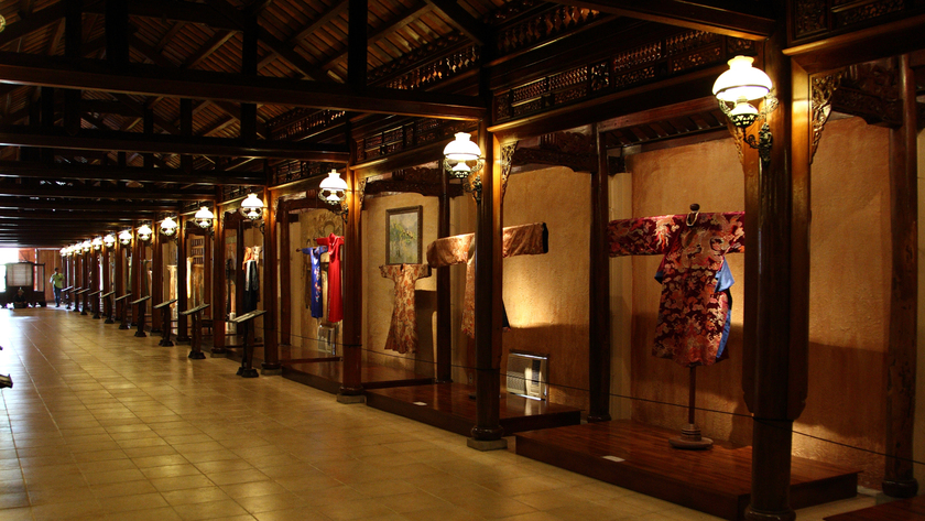 Không gian trưng bày áo dài tại nhà dài của bảo tàng.