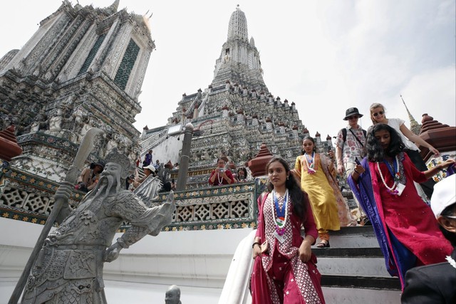 Du khách Ấn Độ tới thăm chùa Wat Arun ở Bangkok. Chính phủ Thái Lan đã thông qua việc miễn thị thực cho khách du lịch đến từ Ấn Độ và Đài Loan (Trung Quốc) trong thời gian lưu trú 30 ngày nhằm thúc đẩy ngành du lịch. Nước này hiện đang xem xét miễn yêu cầu thị thực đối với các nước châu Âu ngoài Nga. Ảnh: EPA