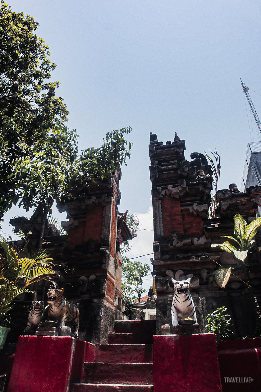 Biểu tượng Candi Bentar trong một ngôi đền Bali