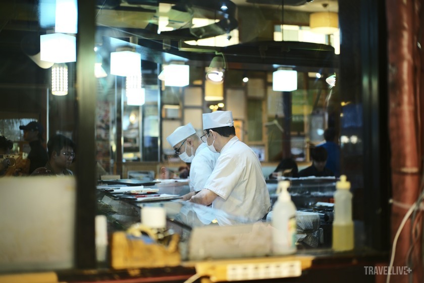 Sau khi tham quan, khách du lịch có thể đến bất kỳ nhà hàng sushi nào trong chợ và thưởng thức món cơm sushi làm từ chính những con cá tươi ngon