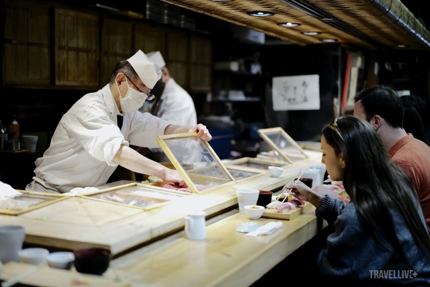 Đến chợ cá Tsukiji được xem như chuyến trải nghiệm khám phá ẩm thực xứ Phù Tang