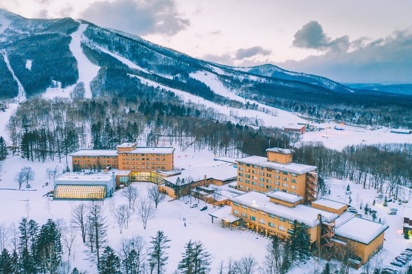 Club Med Sahoro nằm giữa những ngọn đồi đầy tuyết trắng, là điểm đến hoàn hảo cho những ai yêu thích trượt tuyết và các hoạt động mùa Đông, đặc biệt là gia đình hoặc nhóm bạn bè