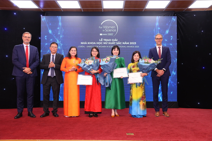Ngày 24/11, tại Hà Nội đã diễn ra lễ trao Giải thưởng khoa học L'Oréal - UNESCO Vì sự phát triển phụ nữ trong khoa học (For Women in Science)