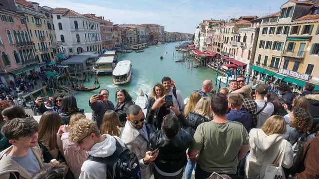 Bất cứ ai đến thăm Venice vào những ngày cao điểm năm 2024 sẽ phải đăng ký. Ảnh: Andrea Merola/Bloomberg/Getty Images