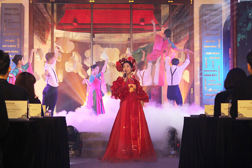 Chương trình Biểu diễn nghệ thuật tại Lễ ra mắt 15 sản phẩm du lịch đêm tại Hà Nội. Ảnh: TITC