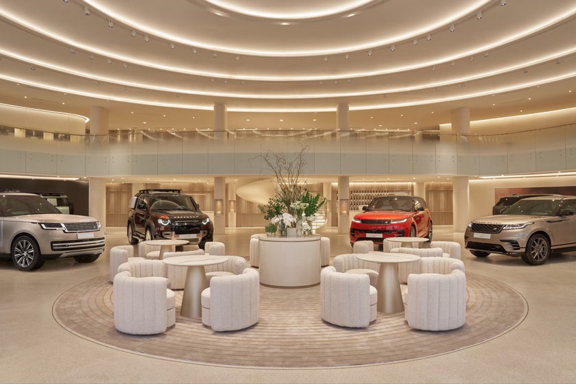 Hà Nội được lựa chọn là nơi hiện thực hóa chiến lược “Modern Luxury” với mô hình Trung tâm trưng bày hàng đầu hoàn toàn mới của JLR lần đầu tiên xuất hiện trên thế giới, thể hiện tầm nhìn “Ngôi nhà thương hiệu” 