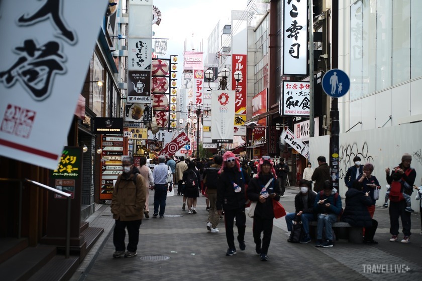 Osaka mang trong mình vẻ đẹp đối lập, với lối kiến trúc và nền văn hóa mang đậm dấu ấn lịch sử nhưng con người và nhịp sống lại rất sôi động