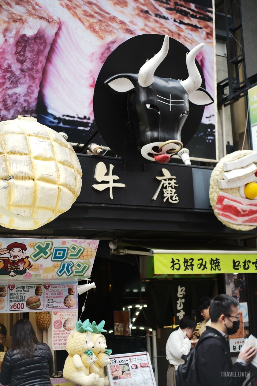 Vốn là thiên đường ẩm thực, khắp phố phường ở Osaka có những biển hiệu độc đáo