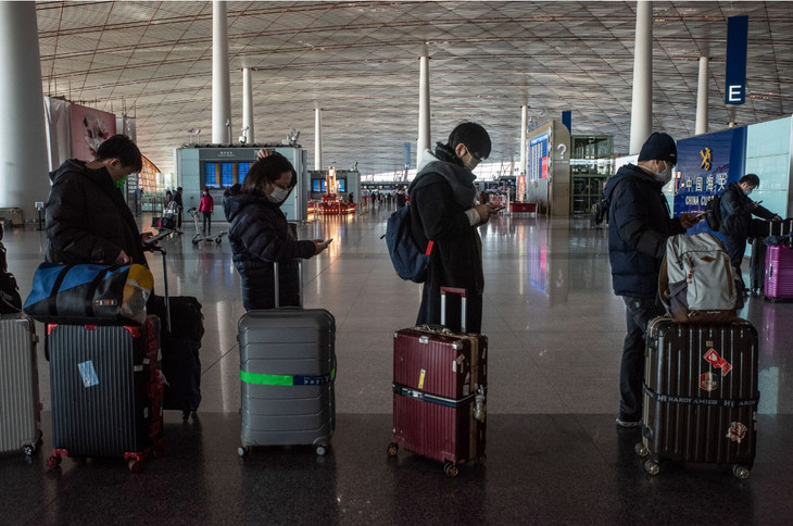 Hành khách xếp hàng chờ làm thủ tục tại sân bay quốc tế Bắc Kinh ngày 30-12-2022 - Ảnh: BLOOMBERG