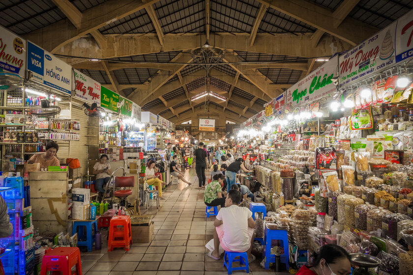 Chợ Bến Thành có diện tích 13.000m2, là một nơi buôn bán sầm uất có khoảng 1500 sạp hàng và hơn 6.000 tiểu thương.