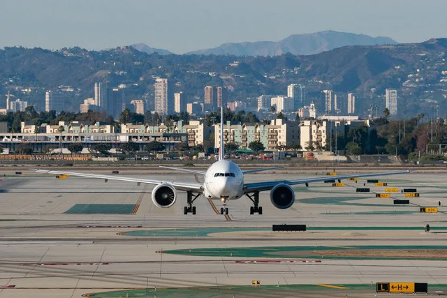 Ngành hàng không đang gây ra lượng khí thải carbon lớn. Ảnh: CNN