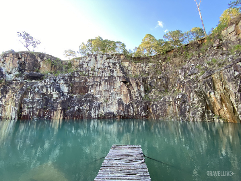 Những vách đá cao dựng đứng trông vô cùng đồ sộ, hồ nước bên dưới có màu xanh ngọc bích trong veo được tạo thành nhờ sự hòa lẫn giữa nước mưa và nguồn nước ngầm có sẵn
