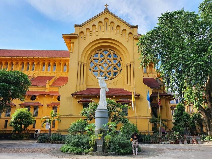 Kiến trúc độc đáo với màu vàng ấn tượng của nhà thờ.