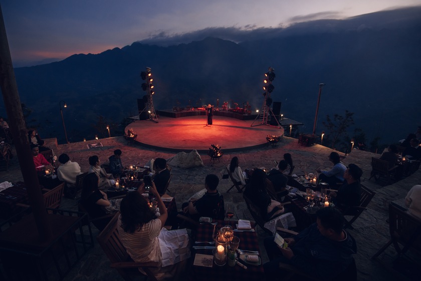 Không gian tiệc tối ngoài trời ở độ cao 1.600m tại Ville De Mont Mountain Resort 