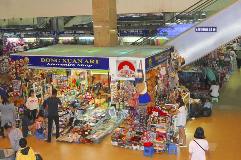 Không gian buôn bán trong chợ Đồng Xuân.