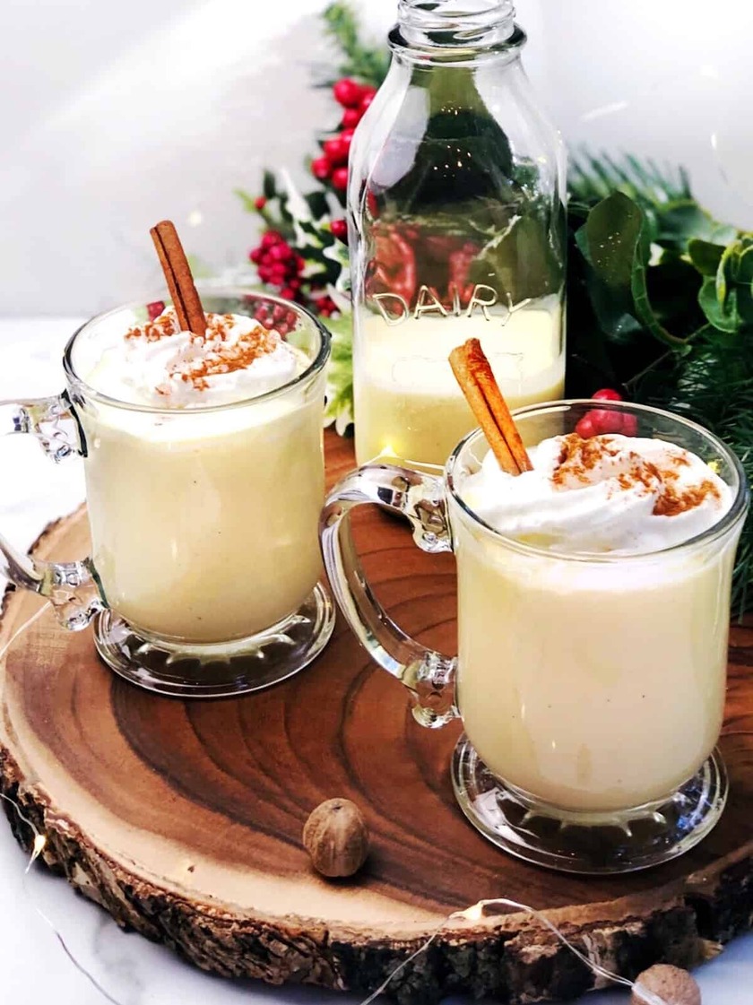 Hình ảnh ly sữa trắng ngà Eggnog không thể thiếu trên bàn tiệc Giáng Sinh truyền thống của Mỹ.