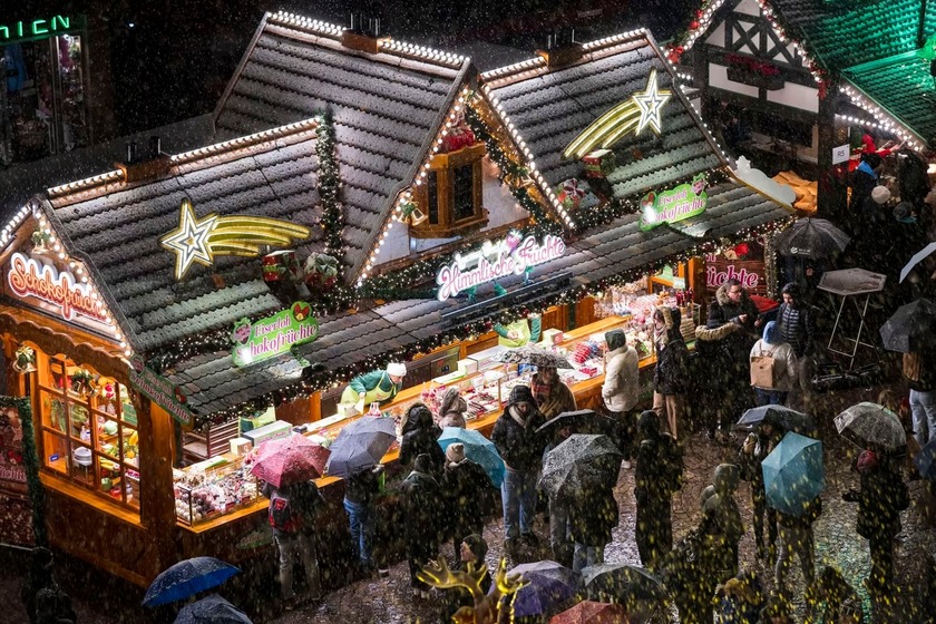 Du khách đi dạo quanh chợ Giáng sinh hàng năm tại Quảng trường Römerberg trong ngày khai trương chợ tại Frankfurt, Đức