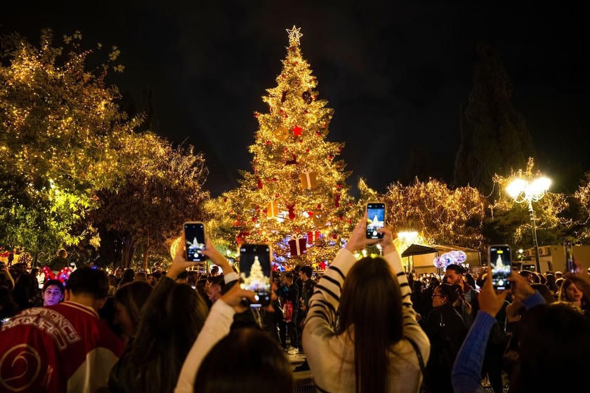 Cây thông Noel mới được chiếu sáng tại Quảng trường Syntagma, ở Athens, Hy Lạp