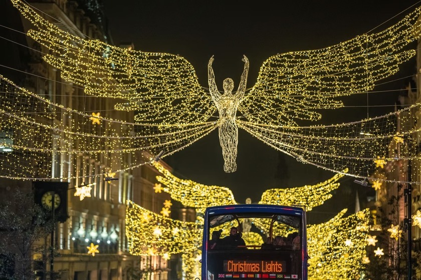 Đèn Giáng sinh được trưng bày dọc phố Regent ở London, Anh
