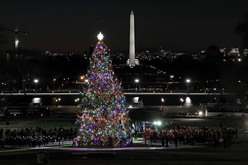 Cây Giáng sinh của Điện Capitol Hoa Kỳ tỏa sáng sau lễ thắp sáng ở Mặt trận phía Tây của Điện Capitol Hoa Kỳ tại Washington, DC