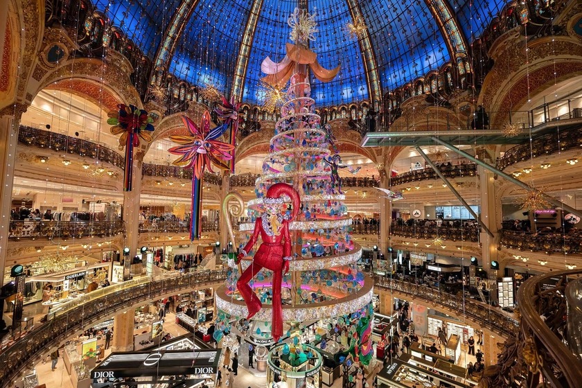 Một cây thông Giáng sinh khổng lồ được trưng bày bên trong cửa hàng bách hóa Galeries Lafayette, ở Paris