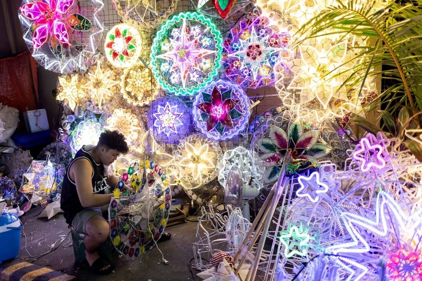 Một người bán hàng đang làm đèn lồng ngôi sao Giáng sinh, được người dân địa phương gọi là parol , tại một khu chợ đường phố ở Thành phố Quezon, Metro Manila, Philippines