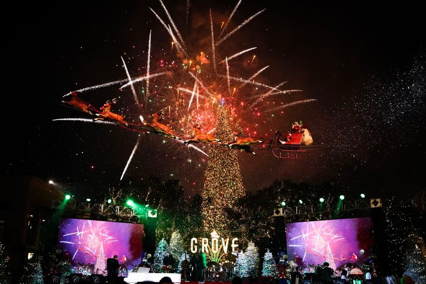Xe trượt tuyết và pháo hoa của ông già Noel xuất hiện phía trên cây thông Noel tại Lễ thắp sáng cây thông thường niên “Christmas at the Grove” lần thứ 22, ở Los Angeles, California