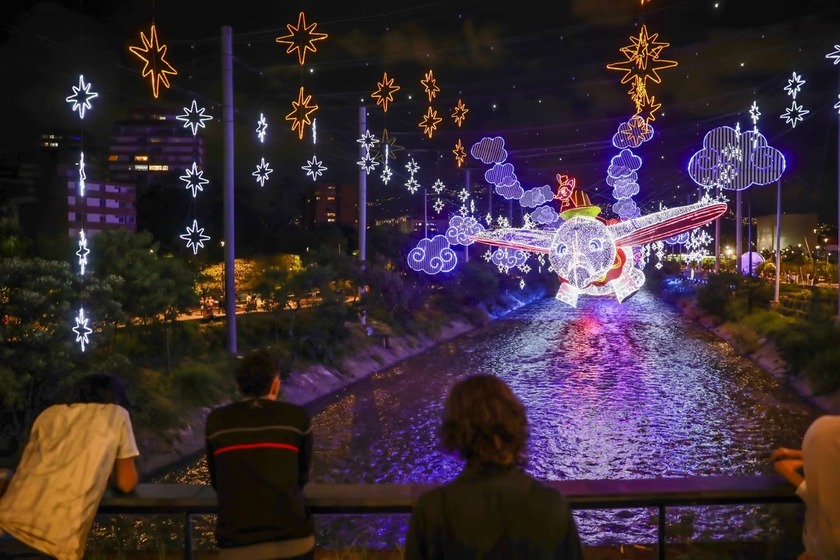 Thưởng thức màn trình diễn ánh sáng Giáng sinh ở Parques del Río, thành phố Medellín, Antioquia, Colombia. Trên khắp Medellín, các màn trình diễn ánh sáng sẽ có 9 triệu bóng đèn LED và 27.000 bức tượng được làm thủ công