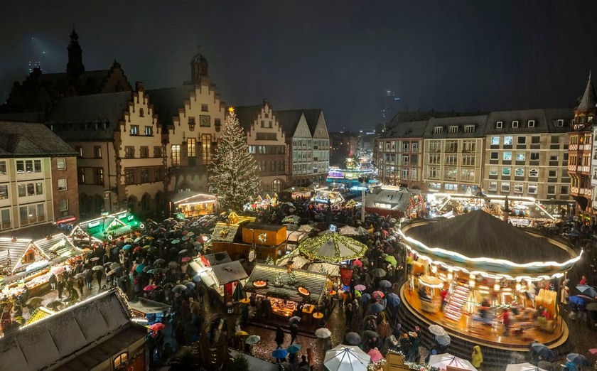 Du khách đi dạo quanh chợ Giáng sinh tại Frankfurt, Đức