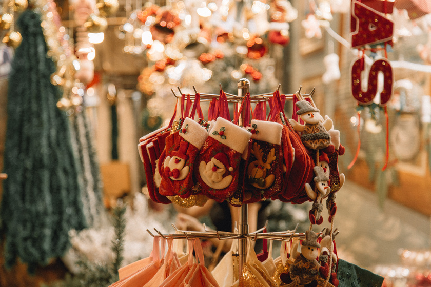 Các món đồ trang trí như ông già Noel, cây thông, vòng nguyệt quế, quả cầu, tuần lộc, người tuyết… được trưng bày ngập tràn tại các cửa hàng.