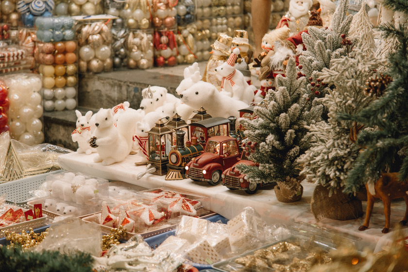 Năm nay, những mặt hàng trong dịp Giáng sinh khá đa dạng về mẫu mã và giá cả.