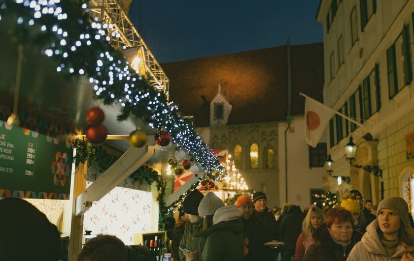Buổi tối, khi khu chợ lung linh nhất cũng là lúc rất đông người dân kéo đến hội chợ Giáng Sinh này để tham quan mua sắm.