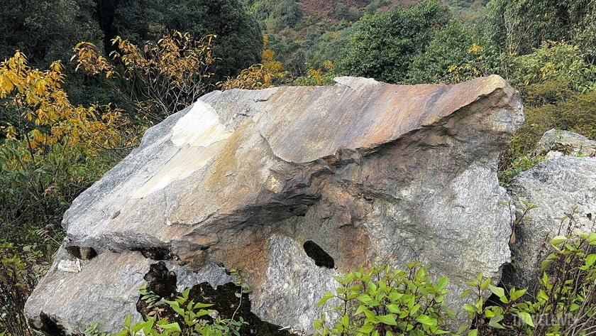 Tảng đá đẹp nằm ven thung lũng.