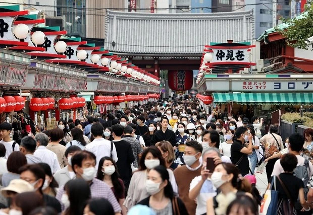 Khách du lịch đóng góp quan trọng cho nền kinh tế Nhật. Ảnh: Mainichi.