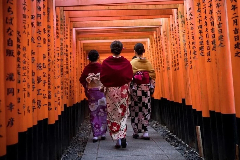 Du khách mặc trang phục truyền thống tại Kyoto. Ảnh: Asia Times.