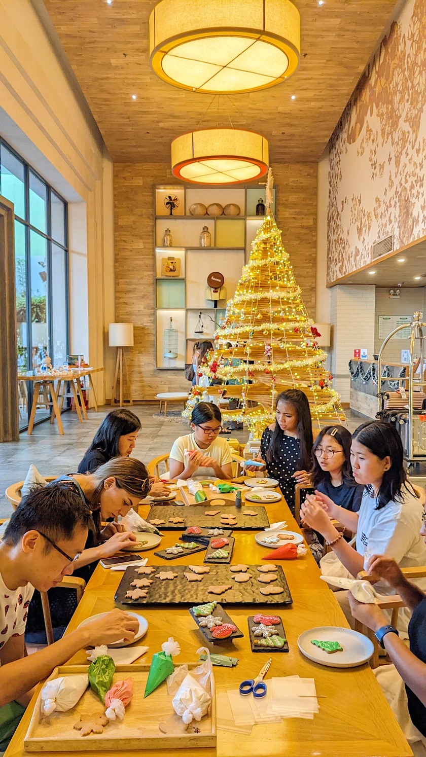 Fusion Suites Sài Gòn chọn gỗ làm chất liệu trang trí chủ đạo để trang trí Giáng sinh