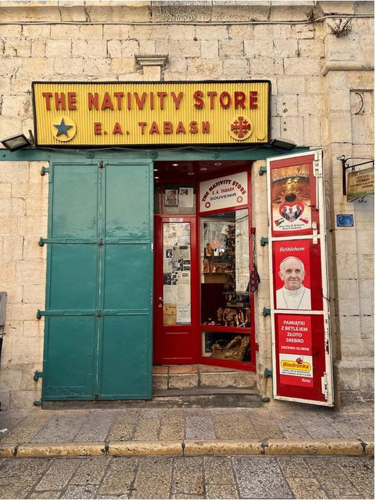 Cửa hàng bán đồ Giáng sinh, được gia đình Tabash mở vào năm 1927 và hiện do thế hệ con trai Tabash thứ ba ở Bethlehem điều hành - Ảnh: REUTERS
